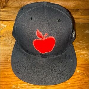 Supreme New Era Fitted “Big Apple” Hat Vintage and super Rare! Size 7 1/4”